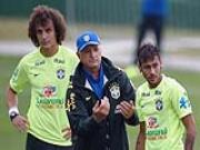 HLV Scolari thừa nhận áp lực đang đè nặng lên ĐT Brazil