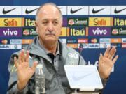 HLV Scolari phớt lờ việc bị CĐV nhà la ó