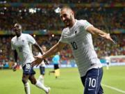 Các cầu thủ tâng ĐT Pháp lên tận mây xanh sau khi đại thắng Thuỵ Sĩ