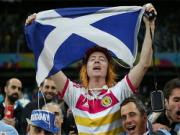 Nước Anh “sôi máu” khi bị CĐV Scotland trêu ngươi