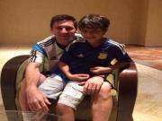 Messi tìm gặp cậu bé không được bắt tay
