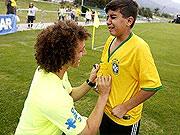 Fan nhí khóc ngất khi được gặp David Luiz