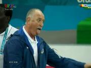 HLV Scolari... lè lưỡi ăn mừng bàn thắng của Fred