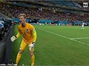 Mê mẩn Pirlo, cậu bé nhặt bóng khiến Joe Hart nổi khùng