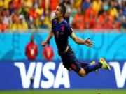 Van Persie hóa siêu nhân thổi bay "bò tót"