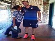 Chiellini mượn gái "châm chọc" Suarez