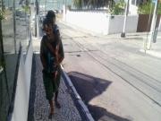 Cha cõng con đi kiếm ăn ngoài sân Arena das Dunas