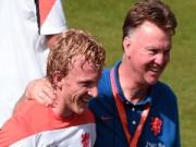 Tin chuyển nhượng… ngớ ngẩn nhất Hè 2014: Man Utd muốn mua Dirk Kuyt