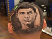 Cắt tóc thành mặt Ronaldo và Ochoa