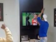 Đập nát TV khi xem Brazil đá luân lưu