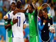 Trọng tài ăn mừng với cầu thủ Nigeria