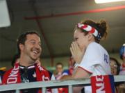 Cổ động viên Mỹ cầu hôn bạn gái giữa trận đấu