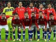 Thót tim fan cuồng chặn xe đội tuyển dự World Cup