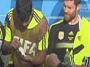 Nhịn cười chuyện Diego Costa… tẩy lông cho Xabi Alonso trên ghế dự bị