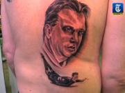 Fan cuồng Hà Lan xăm hình Van Persie và HLV Van Gaal lên lưng