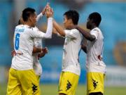 Hà Nội T&T lấy lại ngôi đầu sau trận cầu mưa bàn thắng