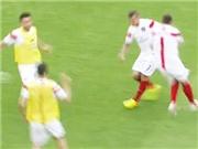 Phil Jones húc ngã Wilshere trên sân tập