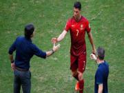 HLV Joachim Loew ngoáy gỉ mũi trước khi... bắt tay Ronaldo