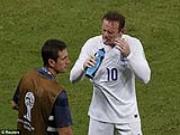 Pha đá phạt góc thảm họa của Rooney