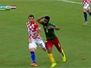 Alex Song đánh nguội Mandzukic bằng kungfu phim chưởng