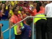 Van Persie tặng huy chương cho fan