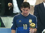 Messi buồn bã nhận Quả bóng vàng World Cup 2014