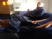 "Ma cá độ" biến sao Premier League thành nhân viên .... vệ sinh sàn tàu