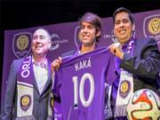 Thiên thần Kaka nổi cáu với trọng tài vì .... quả ném biên