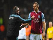 Aston Villa cảnh báo Man United: Đừng hòng chạm đến Vlaar!