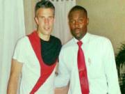 Suýt thất nghiệp vì ... chụp ảnh với Van Persie