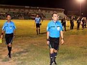 Trọng tài Phùng Đình Dũng suýt “no đòn” ở Long Xuyên