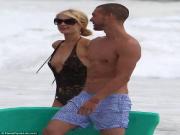 Tình một đêm của CR7 hôn say đắm "phi công trẻ"