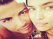 Ronaldo "ngoan ngoãn" khi được bồ xinh an ủi