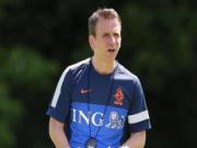 Van Gaal chính thức bổ sung "tay chân" vào bộ sậu tại Man Utd