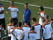 Chỉ đạo từ xa, Van Gaal vẫn làm sao M.U phát hoảng