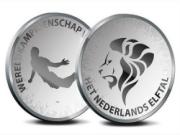 Pha bay người làm bàn của Van Persie đi vào tiền xu