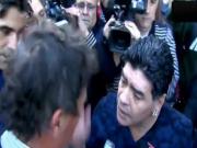 "Vua bóng đá" Diego Maradona nổi điên giữa đường phố
