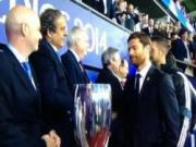 Alonso có "hành vi lạ" khi nhận huy chương