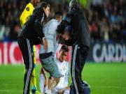 Fan cuồng nhảy vào "sàm sỡ" Ronaldo