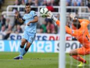 Fan cuồng vừa ôm hôn vừa đòi lột đồ Sergio Aguero