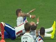 Sao Real lén lút đấm trộm địch thủ