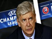 Wenger tức giận khởi kiện Besiktas vì bị ném vật thể lạ vào người