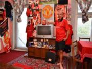 Fan cuồng đổi tên thành ... Manchester United và xăm logo Man Utd lên trán