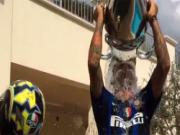 Materazzi thách thức "cựu thù" Zidane bằng trò dội nước đá