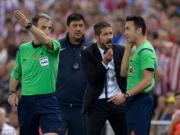 "Mourinho phẩy" Simeone bị đuổi khỏi sân vì dám xoa đầu… trọng tài