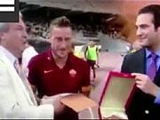 Francesco Totti đánh rơi vỡ quà vinh danh sự nghiệp