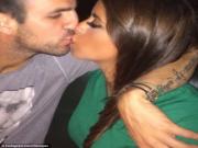 Được xả trại, Fabregas về nhà hôn bồ tới tấp