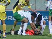 Trọng tài bị cầu thủ trả thù bằng một cú sút siêu mạnh