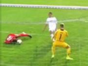 Pha đánh đầu thành bàn siêu dị