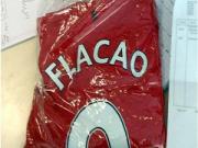 Fan M.U sốc nặng vì nhận áo đấu in sai tên Falcao